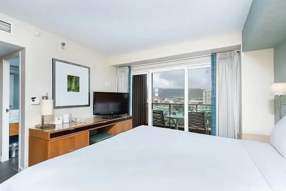 Stunning Ala Moana 1BR W Balcony & Mountain/city Views