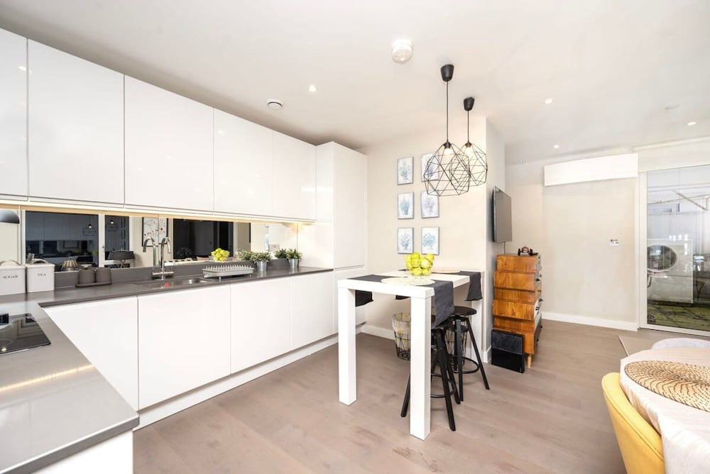 Modern Bromley Penthouse With Balcony Views