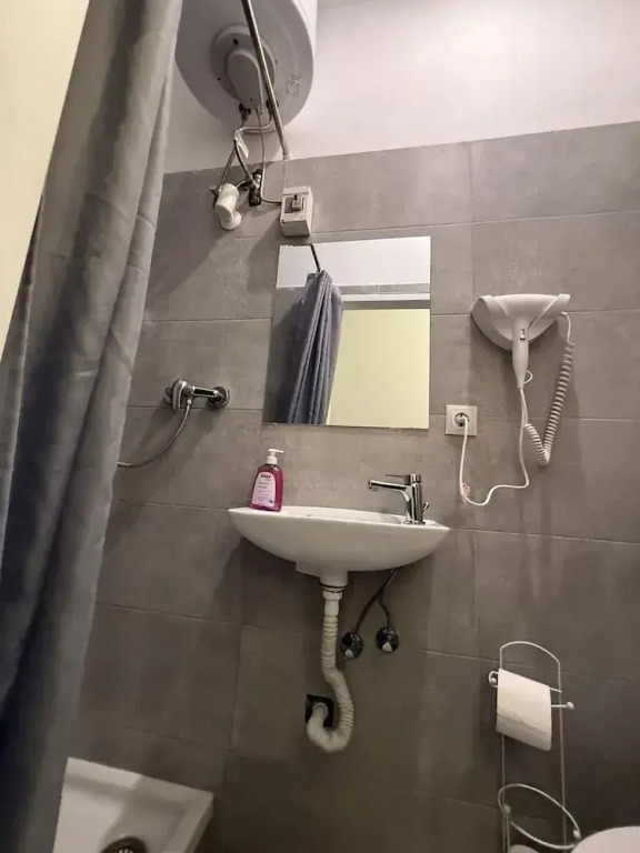 Modern 1BR Apt Steps from Westbahnhof