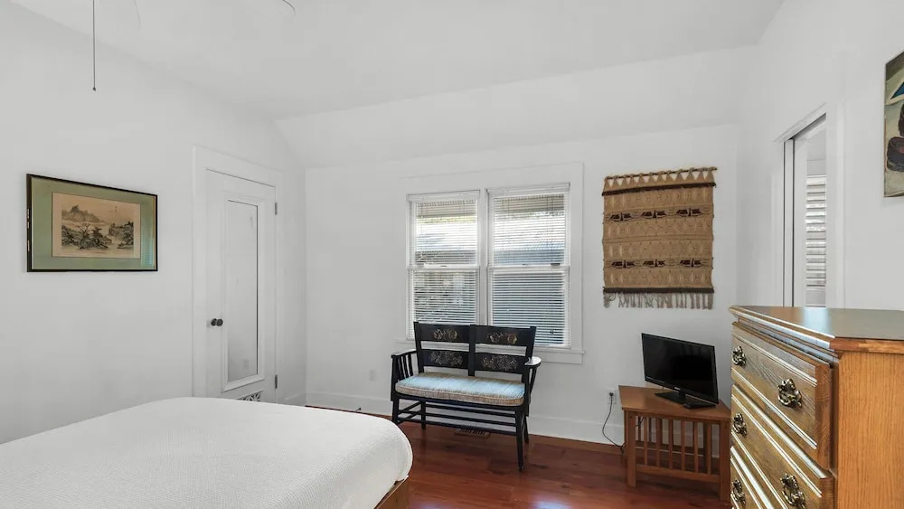 Old Seagrove Next to Seaside- Quiet Area & Vintage Charm, Backs to Canal