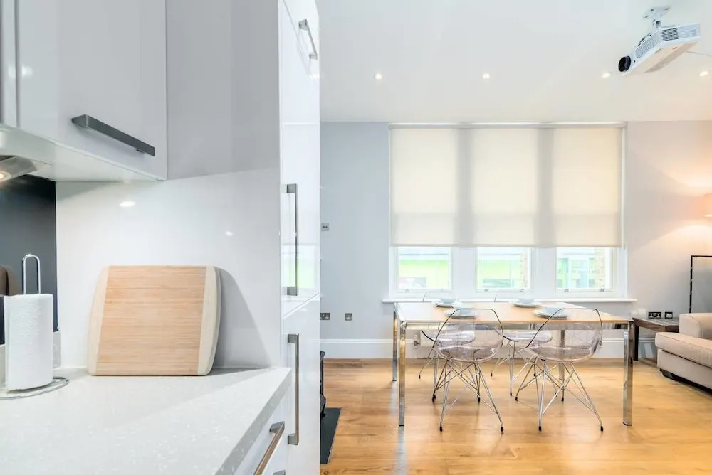 Modern 2BR Home in Dalston W/balcony, Fits 4