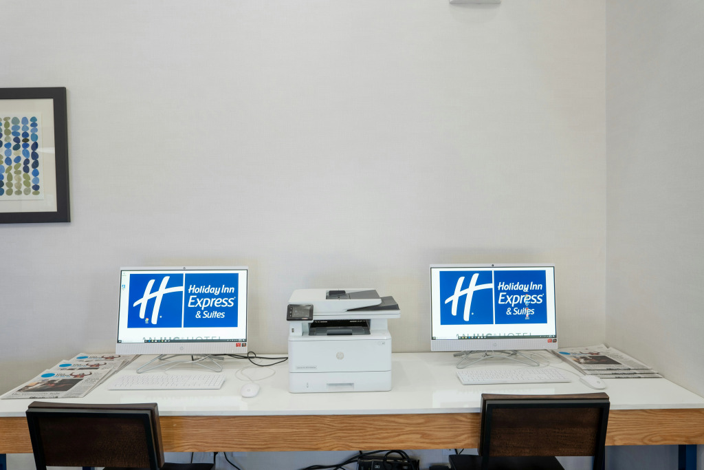 Holiday Inn Express & Suites - Lake Forest by IHG