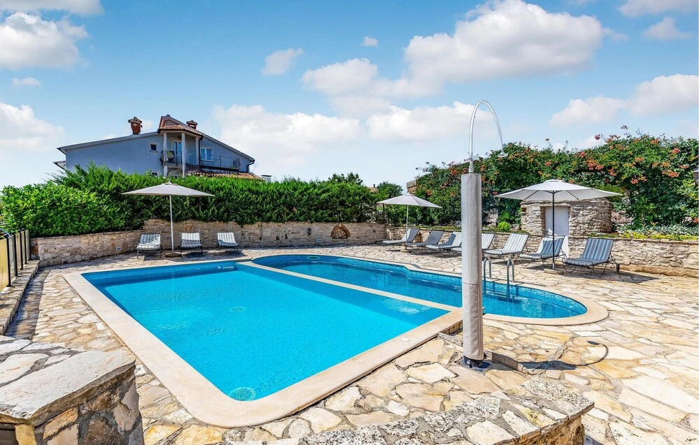Beautiful Home in Brnobici With 4 Bedrooms, Wifi and Outdoor Swimming Pool