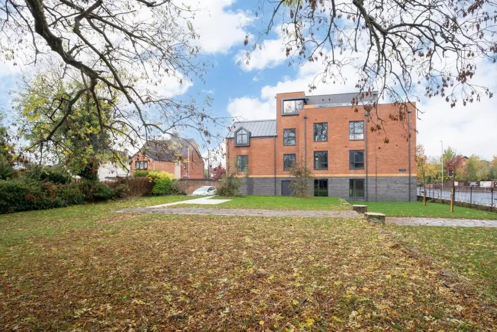 Elliot Oliver - Stylish Loft Style 2 Bedroom Apartment With Parking