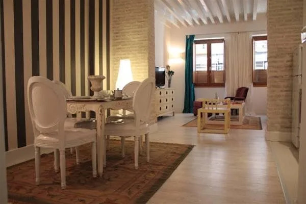 Relator Singular Apartments