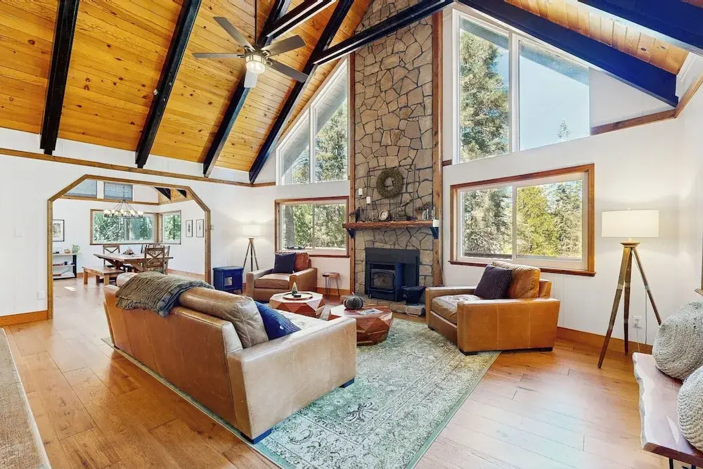 4BR Home w/ Spa, Bar, Home Gym, Decks, Near Lake