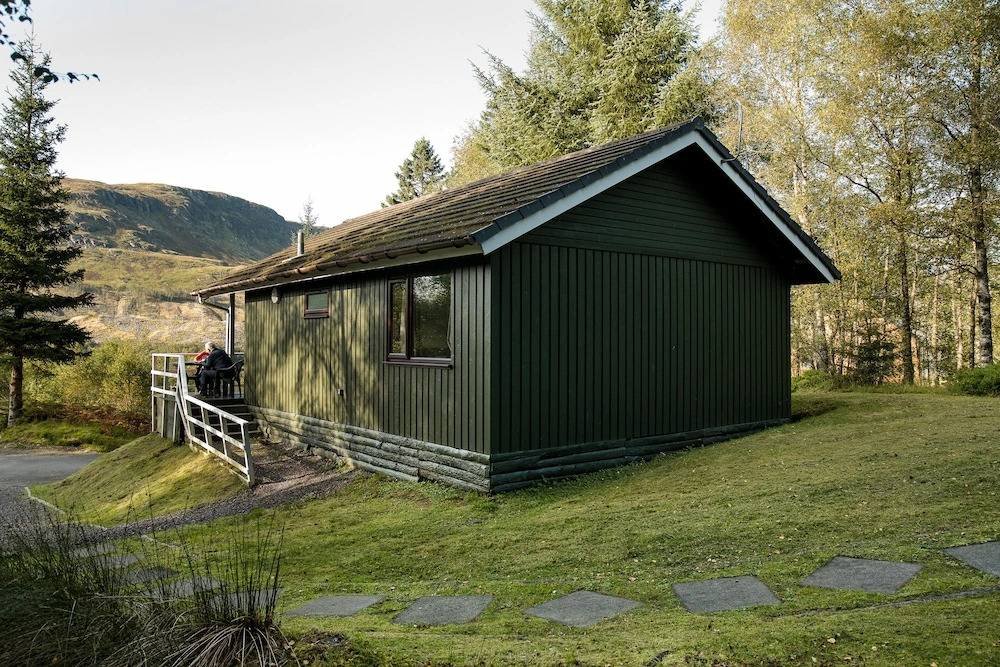 Osprey Lodge with river and mountain view