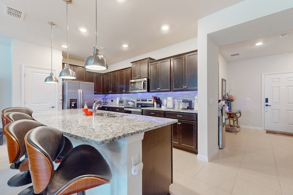 Charming Davenport House: Dog-friendly, Pool, Patio, Well-equipped Kitchen