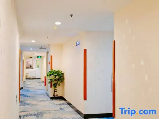 Super 8 Hotel (Beijing Jianguomen Subway Station Capital Children's Research Institute)