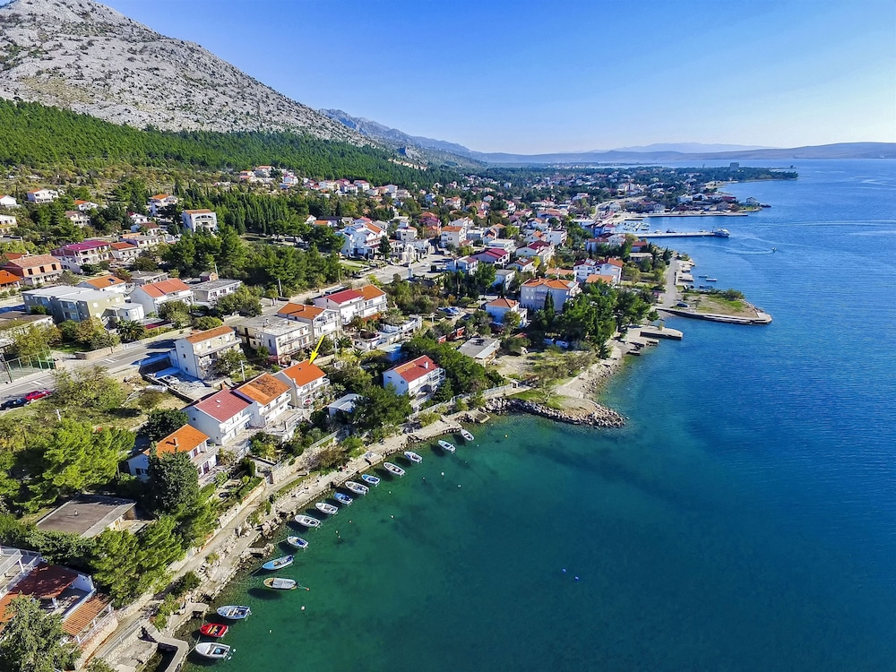 Modern Apartment in Starigrad Paklenica with Barbecue