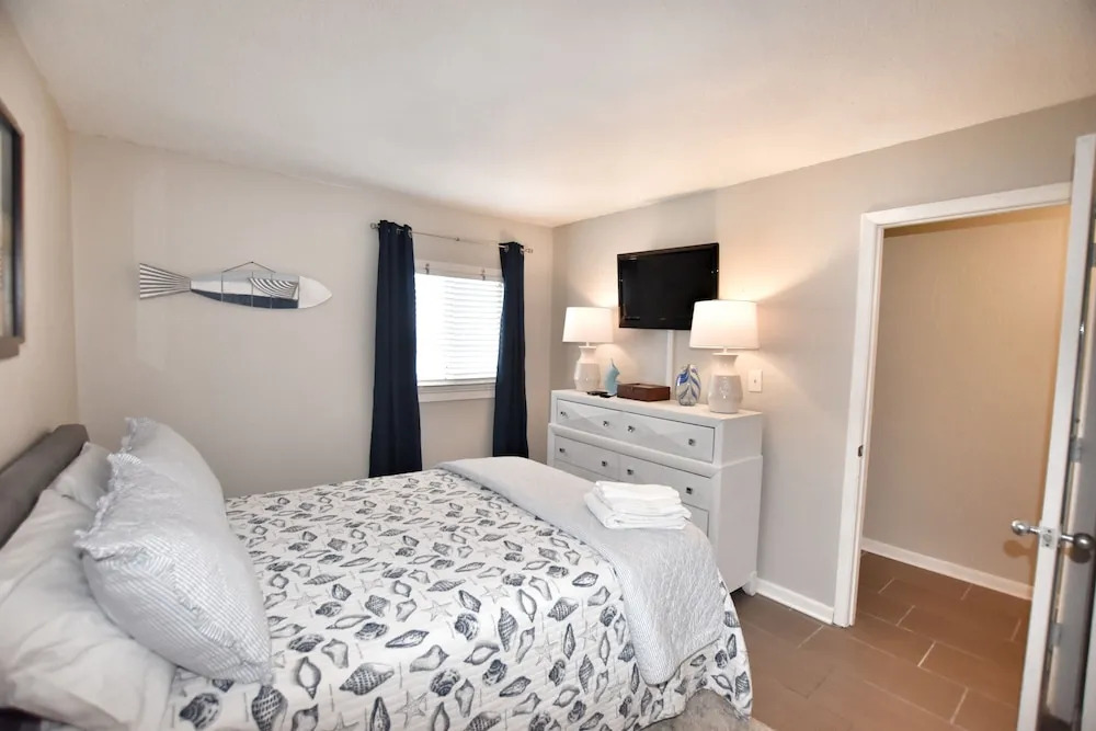 0704 Waters Edge Resort 1 Bedroom Condo by RedAwning