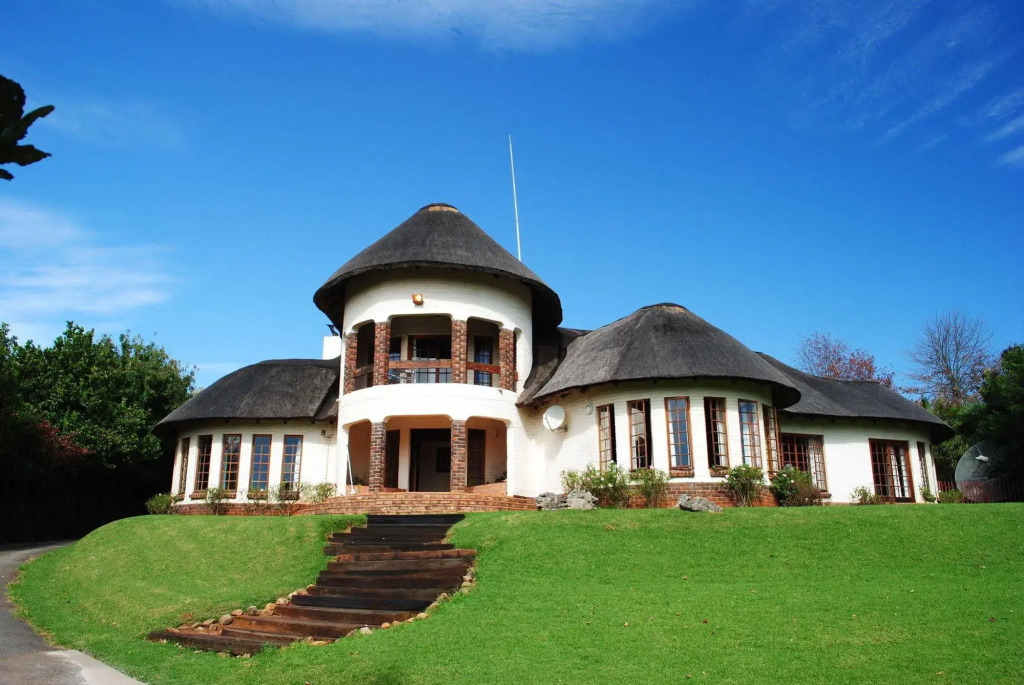 Maclear Manor