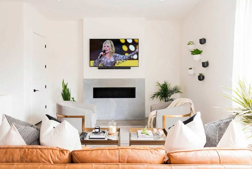 Nash Chic Near DT Rooftop Luxe Comfort