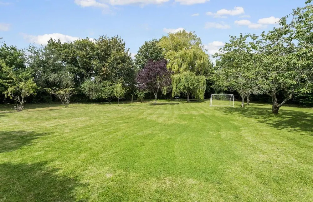Spacious & Stylish Cotswold Family home