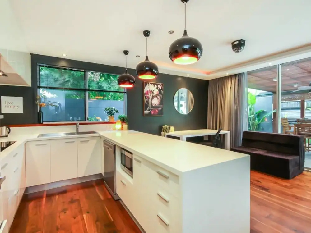 Spacious 2 Bedroom Apartment in Ascot With Large Private Garden