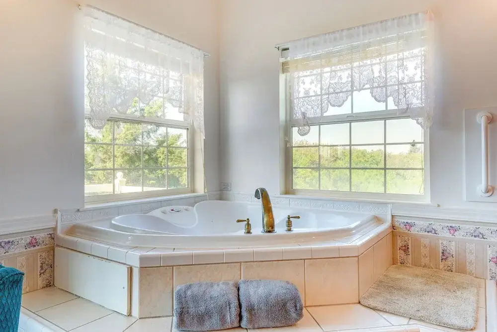 Ocean Shores Condo w/ Private Tub < 1 Mi to Beach!