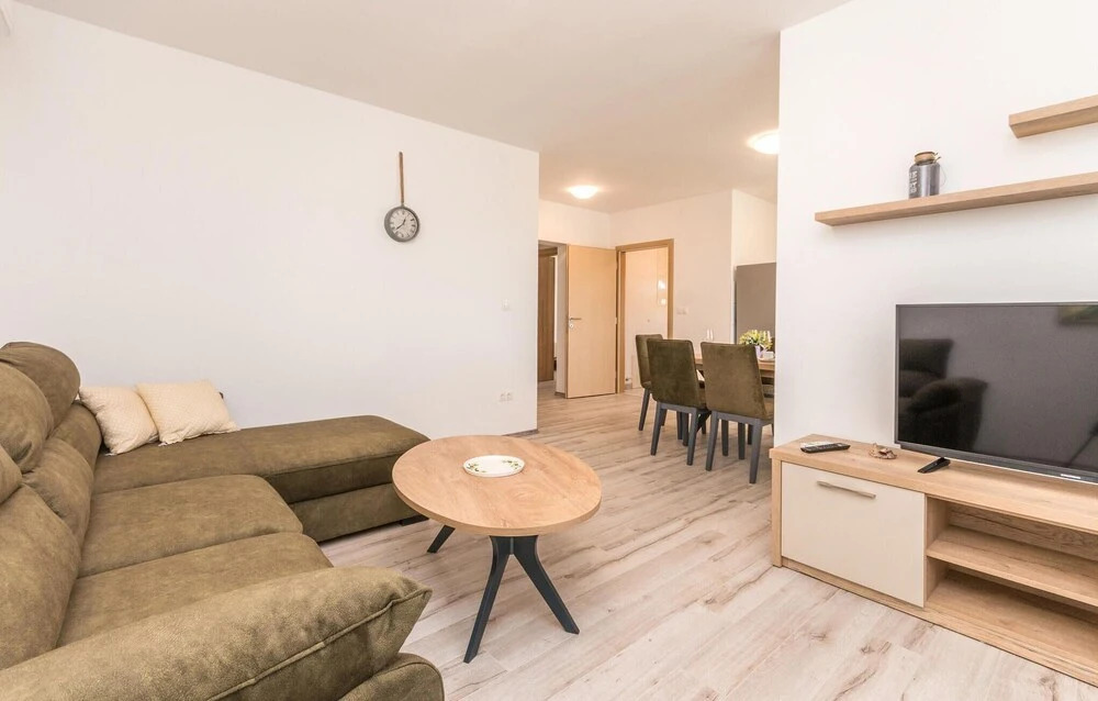 Nice Home in Ninski Stanovi With 4 Bedrooms and Wifi
