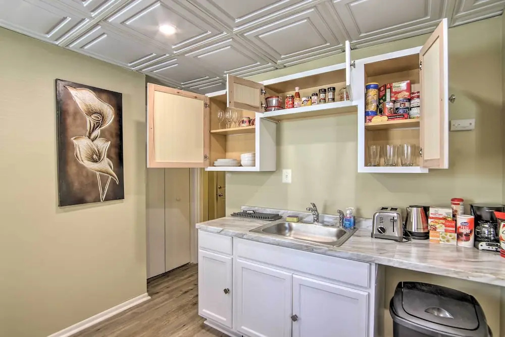 Royal Oak Hideaway: 15 Mi to Downtown Detroit!