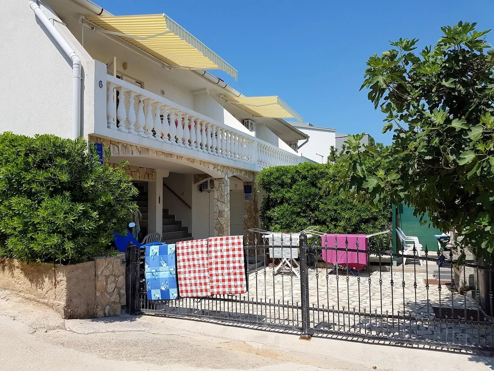 Apartment With one Bedroom in Pag, With Wonderful sea View, Enclosed Garden and Wifi - 100 m From the Beach