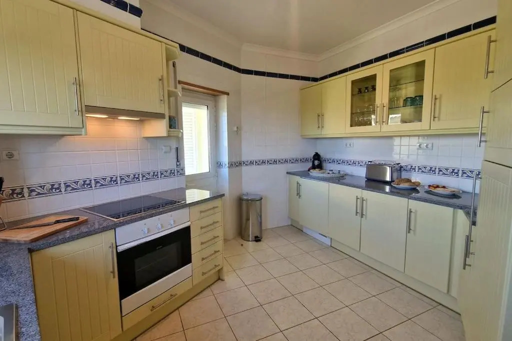 Spacious 3 bedroom apartment with seaview
