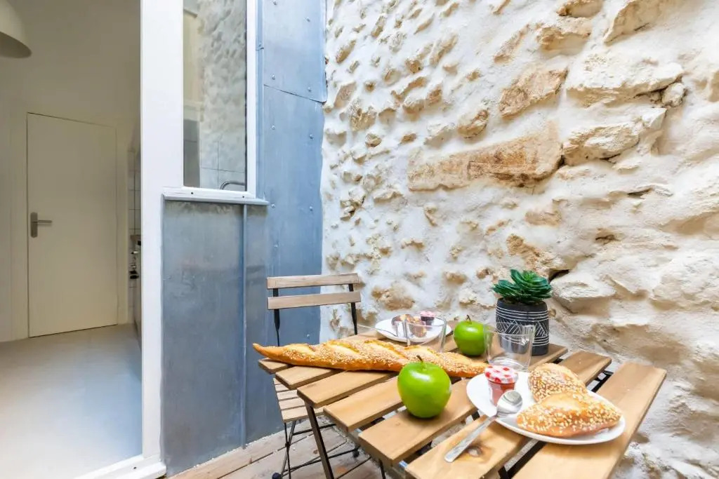 Modern Apartment in City Center for up to 4 Guests!