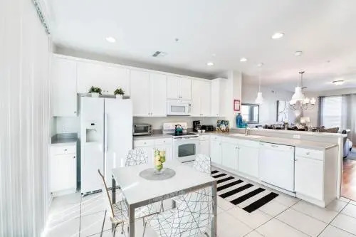 Beautiful Newly Updated Townhome Sleeps 10