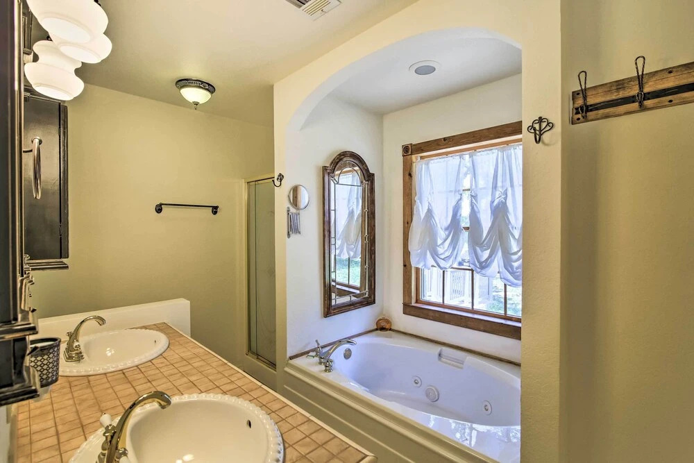 Countryside Cottage: 17 Mi to Downtown San Antonio