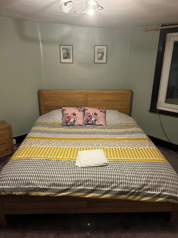 Gloucester - 2 Bed House - Sleeps 7 - Pet Friendly