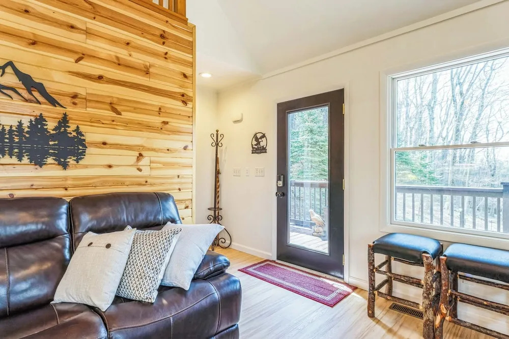 'the Eagles Nest at Alpine' Cabin w/ Fireplace!