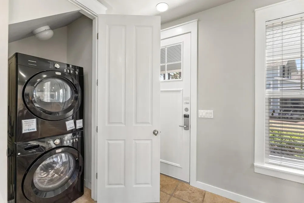 1369 Laurel Grove "the Crows Nest"