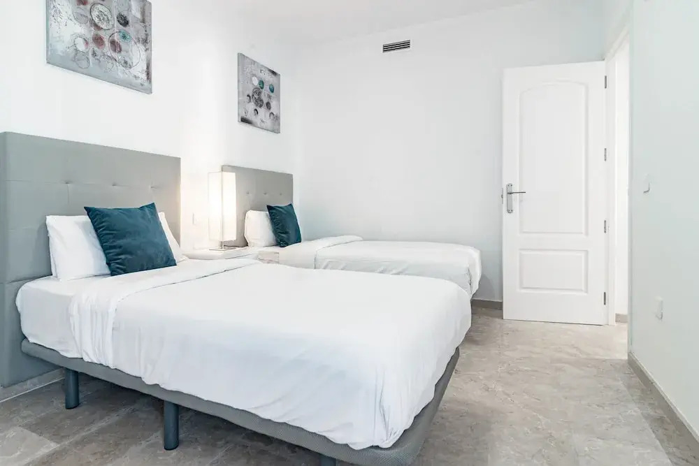 Jm2.b2 - Modern 2 Bed apt With Amazing sea Views