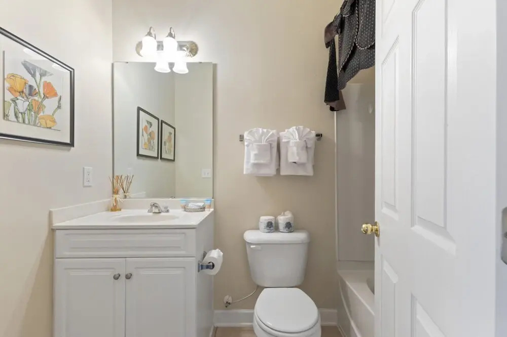 Sunny 2BR Condo with Community Pool and Close to Attractions