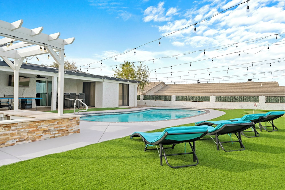 Sunny Arizona Oasis w/ Views - 2 Mi to Lake Havasu