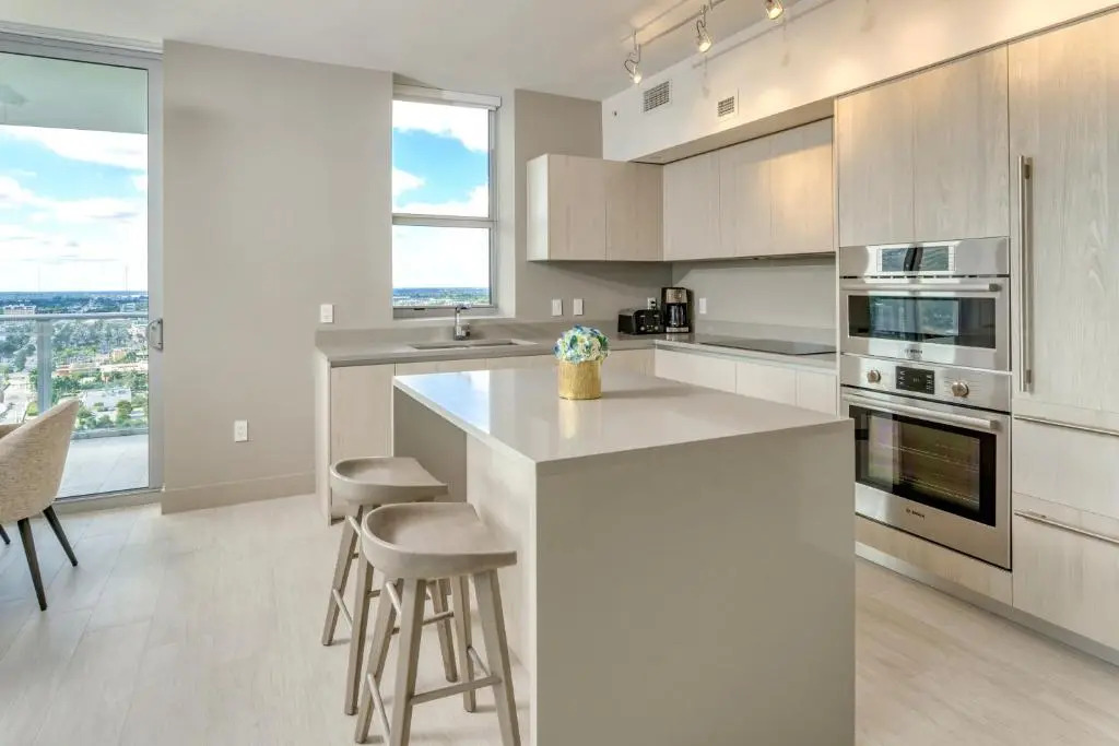 New2019 SW CornerSuite with WaterViews 9th Floor