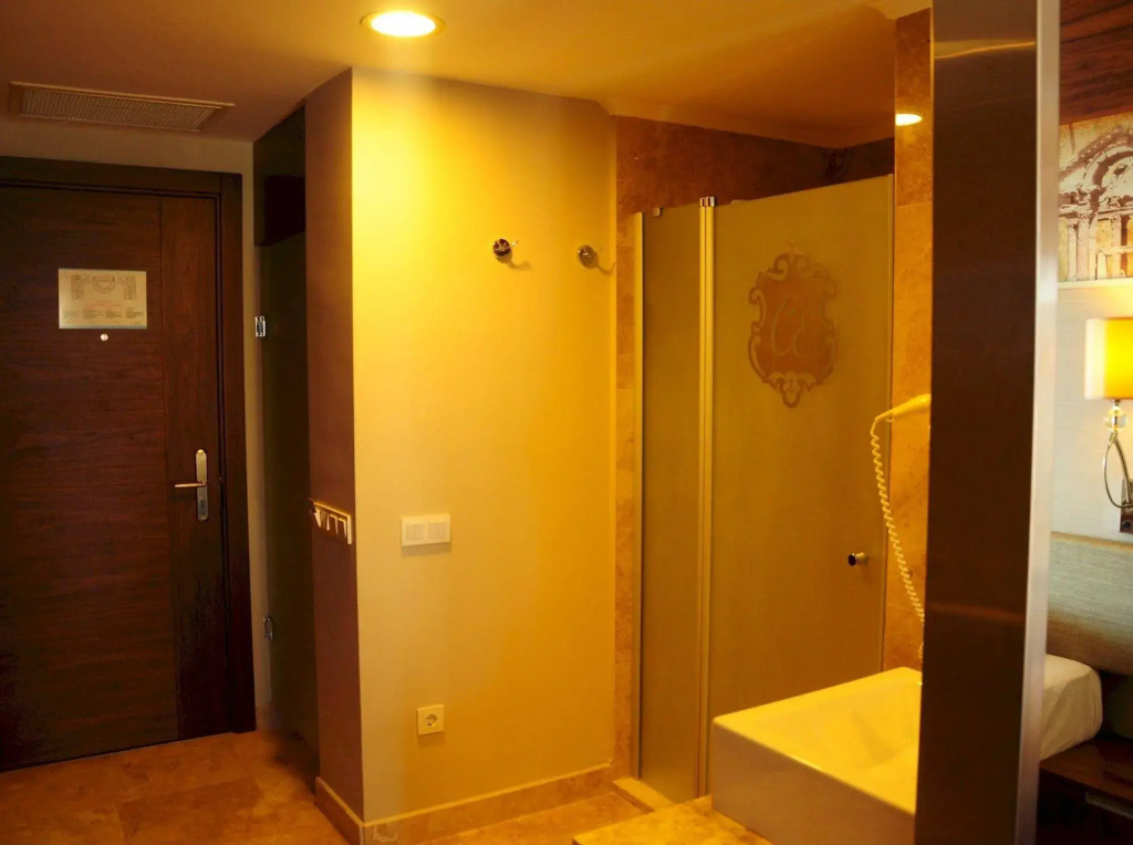 Commodore Elite Suites & Spa
