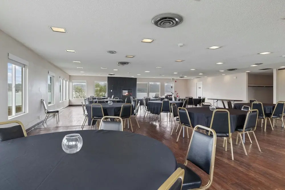 Waldport Bayfront Hotel & Restaurant