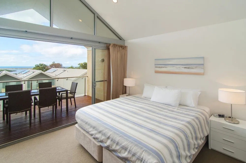 16 Seine Bay Apartment