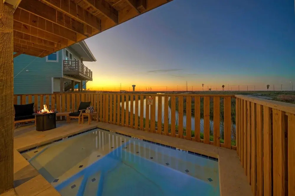 361 Bayview by Avantstay Pool, Firepit + Pond View Golf Cart-friendly Boardwalk to Beach