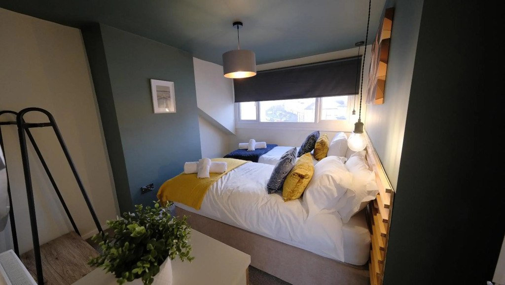 Crows Nest - Sleeps 6 nr North Bay beach and town