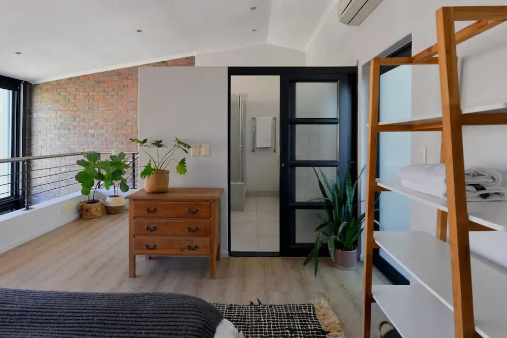 Top-floor 2 Bed Unmatched Table Mountain Views