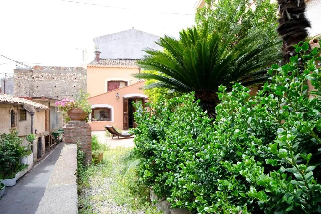 3 bedrooms house with city view furnished terrace and wifi at Taormina 4 km away from the beach