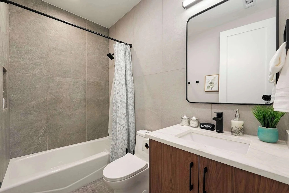 Modern 2br2ba Condo Free Parking and Balcony