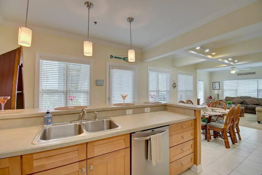 Oceanview 4BR/4BA Condo, Steps to Beach/Pool
