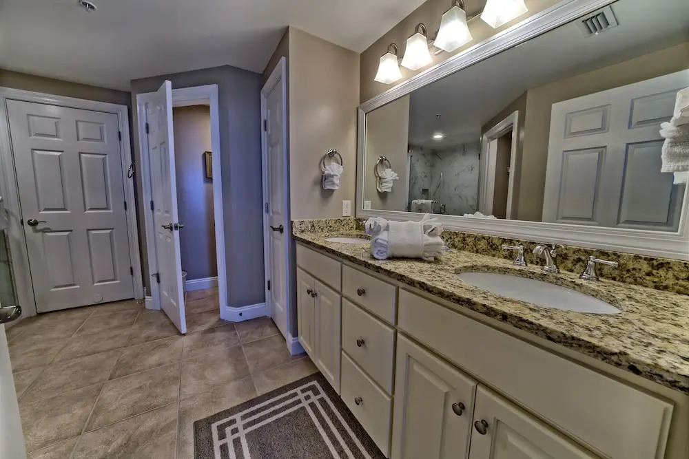 Luxurious High-Rise Condo with Spacious Balcony Facing the Ocean - Unit 1805 by RedAwning
