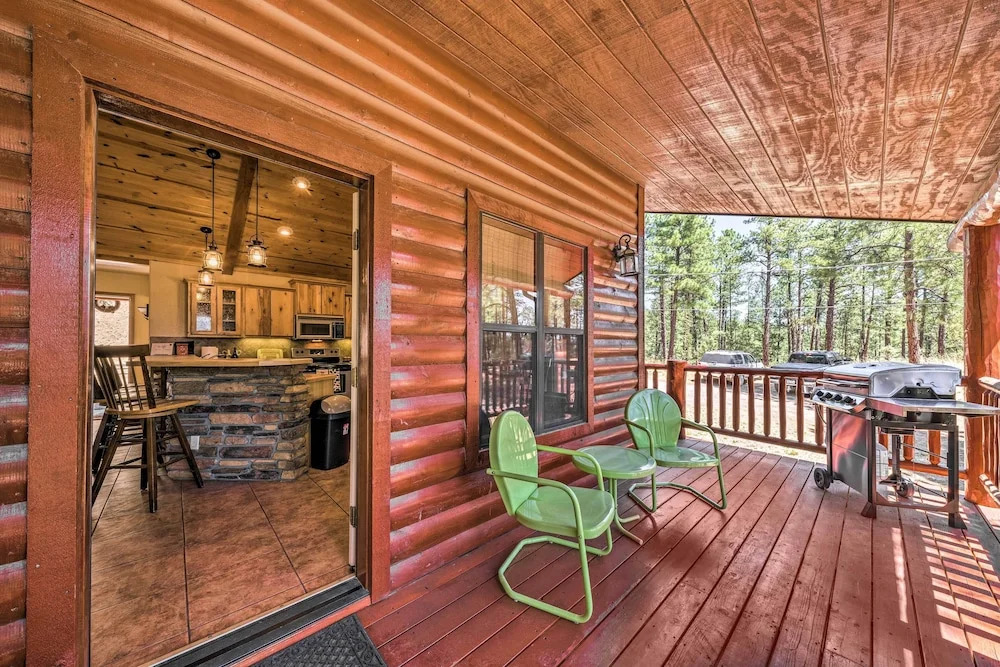 Cozy Ruidoso Cabin Retreat w/ Private Hot Tub