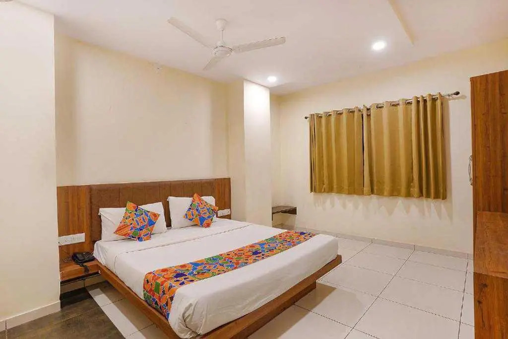 Super Oyo 92093 Mahaveer Tower