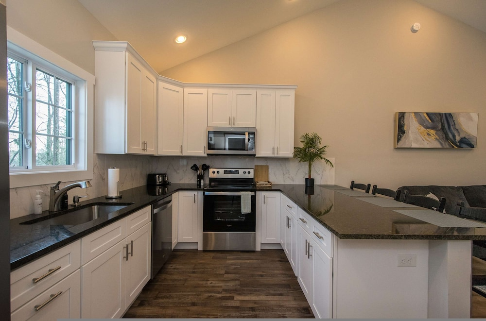 Modern Upper Retreat w Free Tix Deck 2 Suites