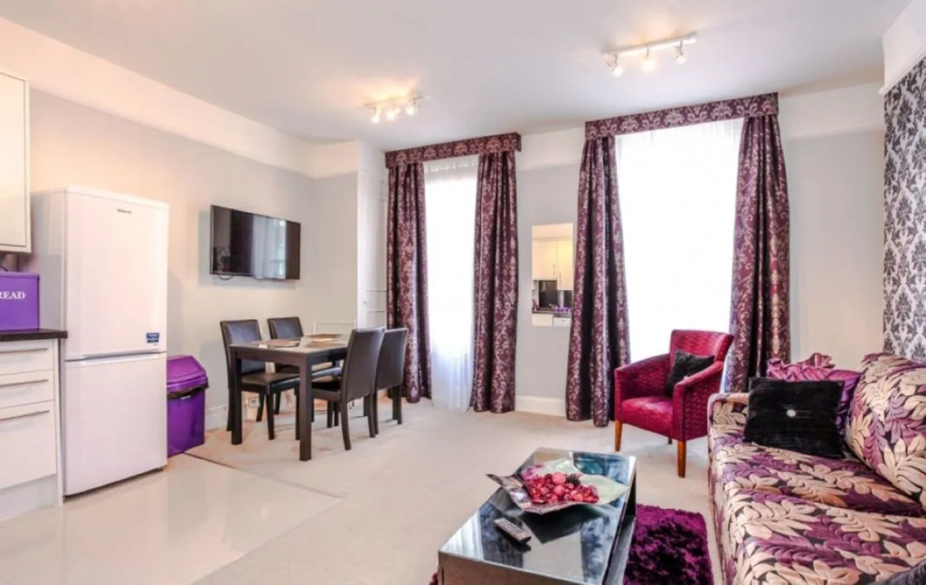 1-bedroom modern flat just off Oxford st