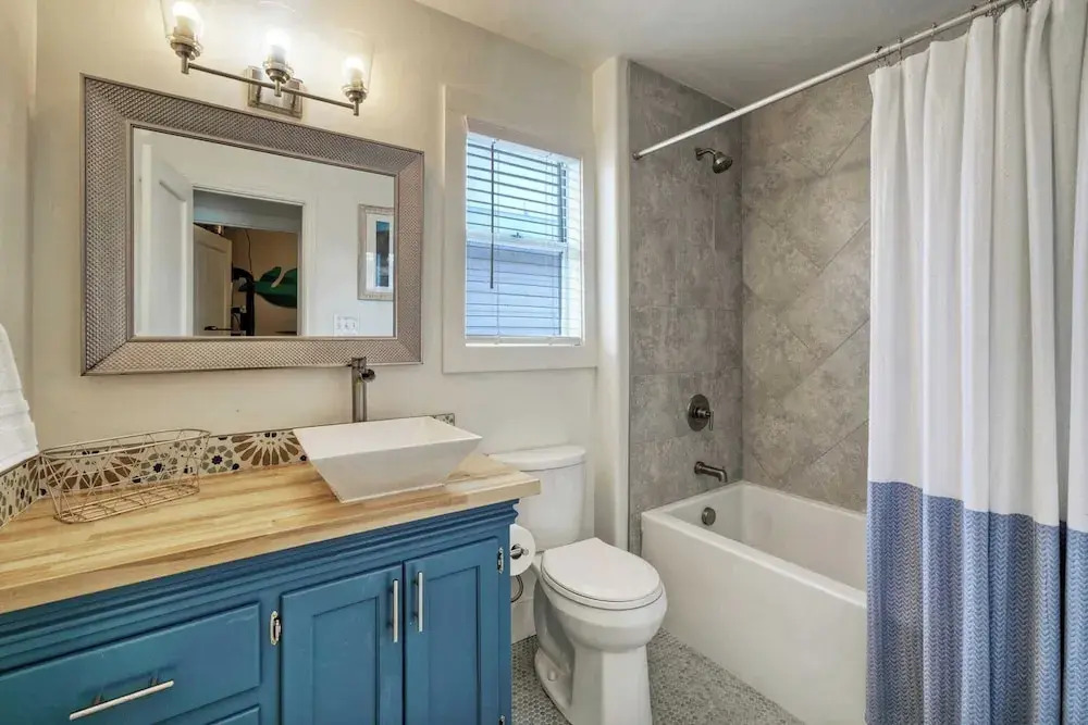 Dual Port A Cottages 2 Complete Homes Walk to the Beach + Patio Fully-equipped Kitchens