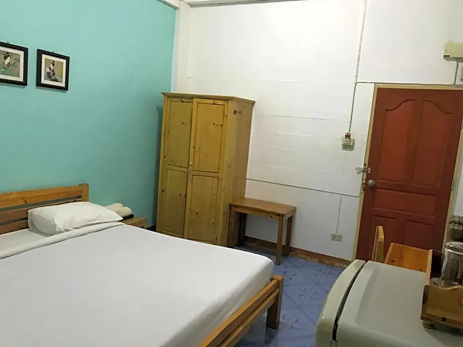 Apinya Court